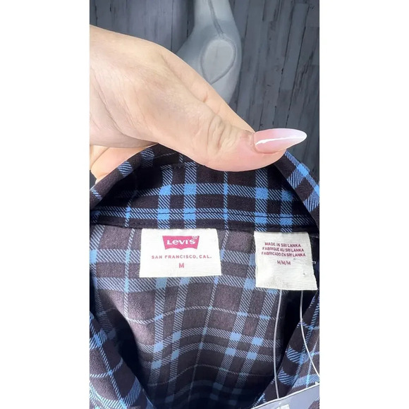 NWT Levi's Women's Plaid Collared Blouse Size Medium Long Sleeve Casual‎ - Picture 7 of 7